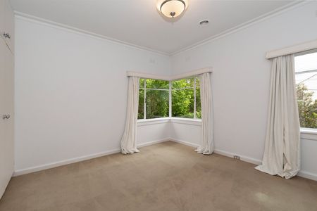Elegant on Verdant Avenue - Photo 4