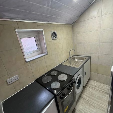 Studio Flat, Ashburnham Road, LU1 - Photo 3