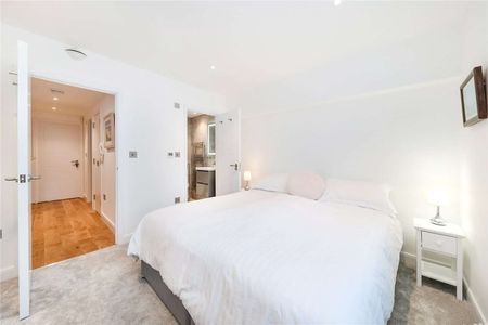 A superb refurbished four bedroom, four bathroom town house with roof terrace - Photo 4