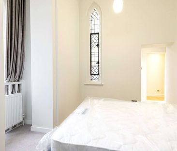 A large one bedroom church conversion in a fabulous Islington locat... - Photo 3