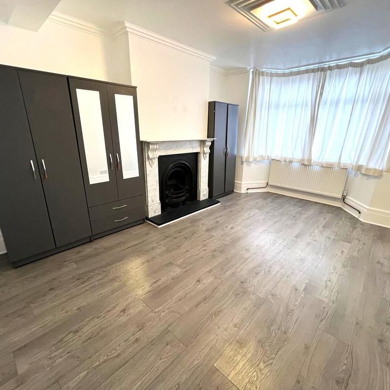 4 bedroom semi-detached house to rent - Photo 1