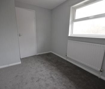 3 bedroom Semi-detached house To Let - Photo 4