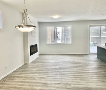A Must See!!! - Spacious, New and Upgraded Home. Entire Home — 3 Be... - Photo 1