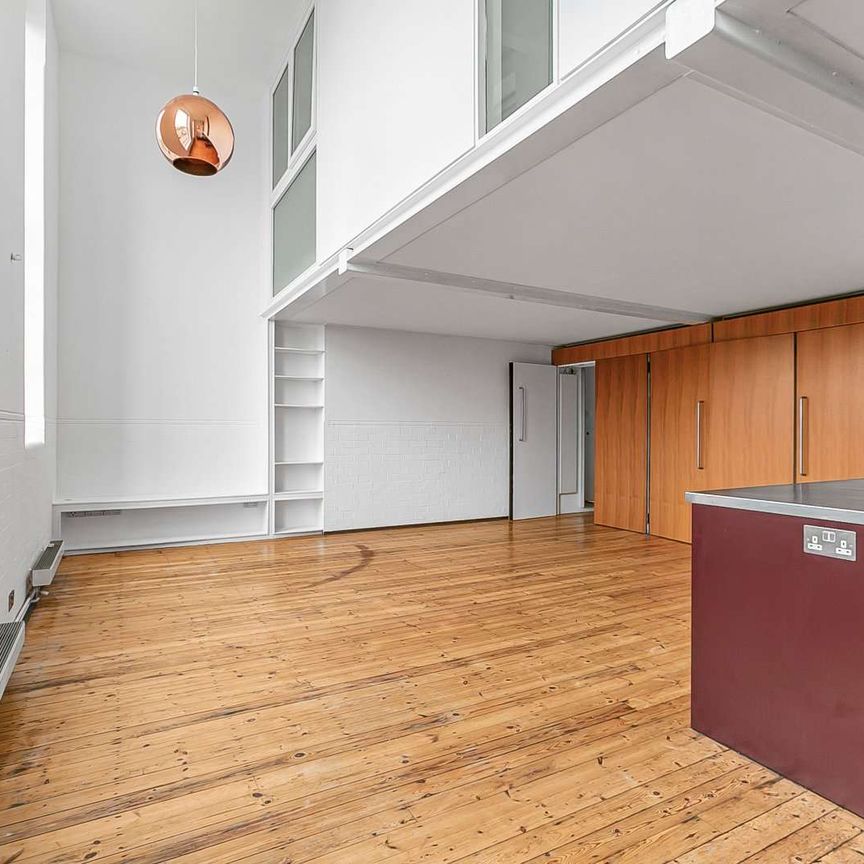 Beautiful duplex loft apartment set within an iconic school conversion. - Photo 1