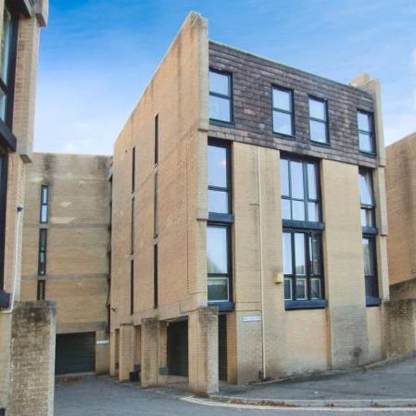 If you are looking for a modern, two bedroom flat to rent in Keynsham, with a garage and communal garden, then this could be the property for you. Please contact us for more information…… - Photo 1