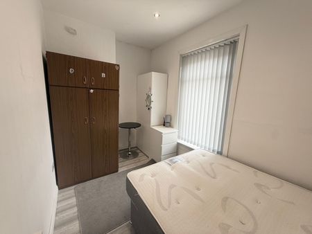 4 Bed Terraced House, Holbeck St, L4 - Photo 4