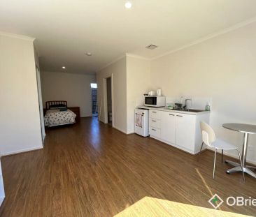 “STUDIO APARTMENT IN IDEAL LOCATION” - Photo 1