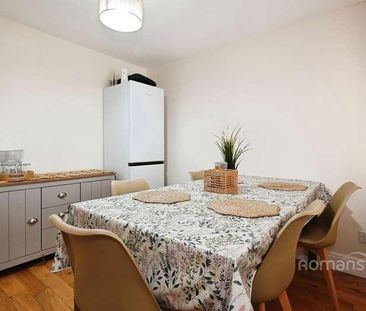 Westcotts Green, Warfield, Bracknell, RG42 - Photo 2