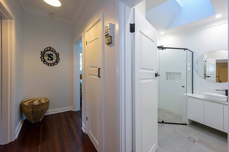 Charming Family Home - Photo 4