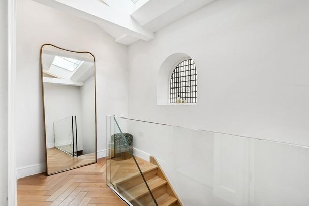 2 bedroom mews to rent - Photo 1