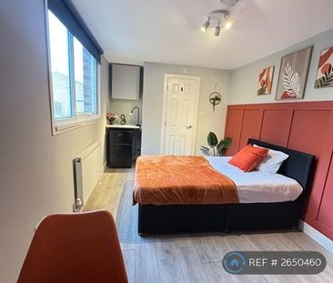 1 bedroom in a house share to rent - Photo 2