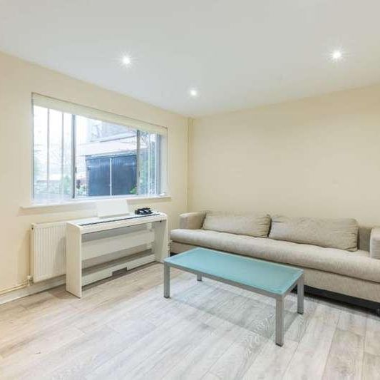 Kings Court, St John's Wood, NW8 - Photo 1