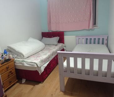 Room in a Shared House, Clifford Road, E16 - Photo 1