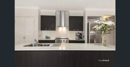 Light-Filled Family Home in Prestigious Alamanda Estate - Photo 2