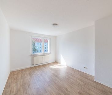 Aufgepasst! 3-Raum-Erdgeschosswohnung mit Balkon in Merseburg Nord - Photo 1