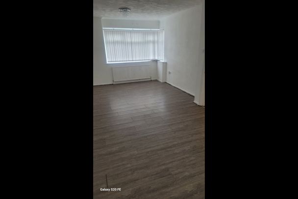 3 Bed Semi-Detached House, Manchester, M40 - Photo 1