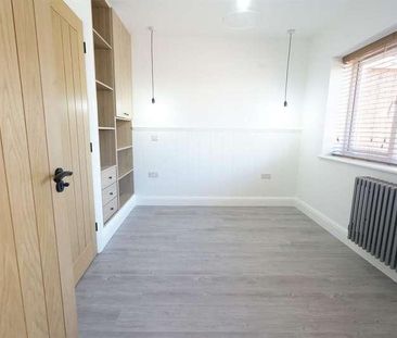First Avenue, Grays, RM20 - Photo 1