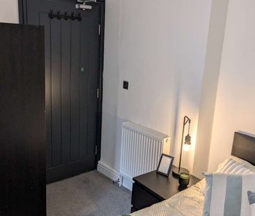 Town centre shared house! Room 7 - Photo 3