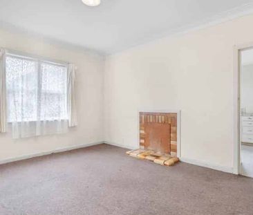 Spacious Family Home in Mount Roskill - Photo 3