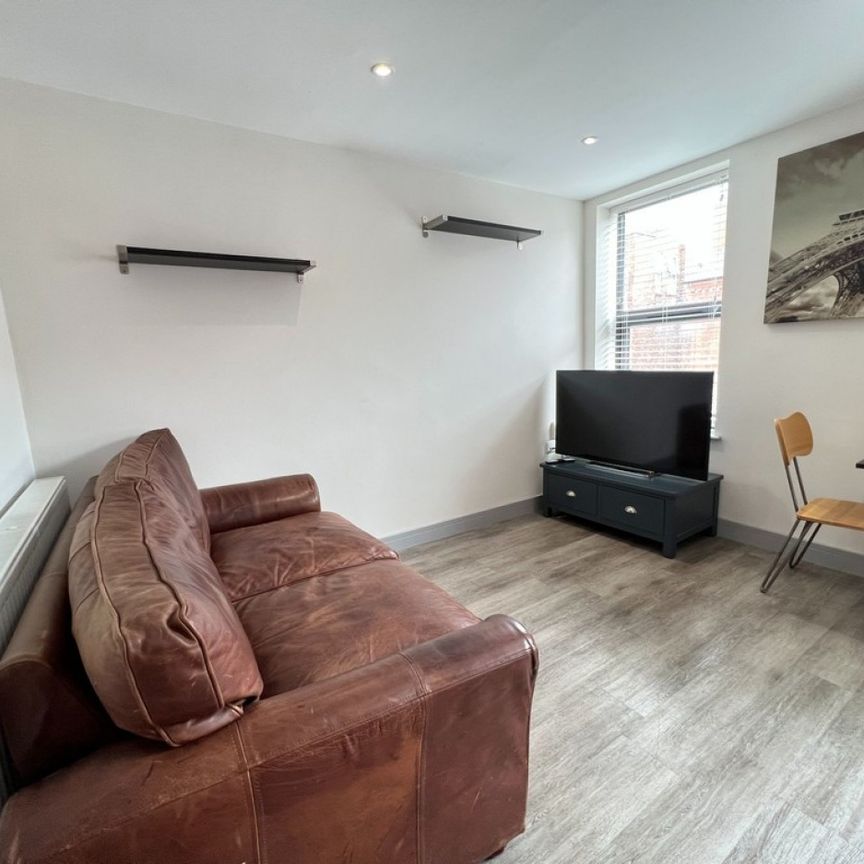 References Pending - 2 bed Apartment - Photo 1