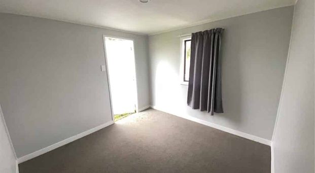 Spacious 3-Bedroom Home with 2 Outside Sleepouts - Photo 1