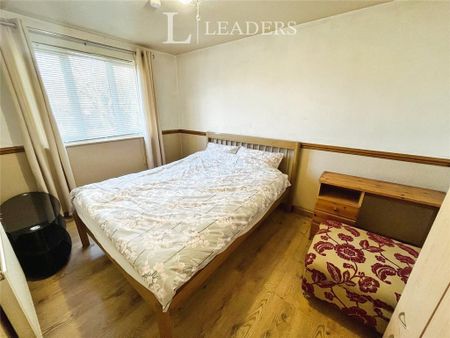 4 bedroom semi-detached house to rent - Photo 2