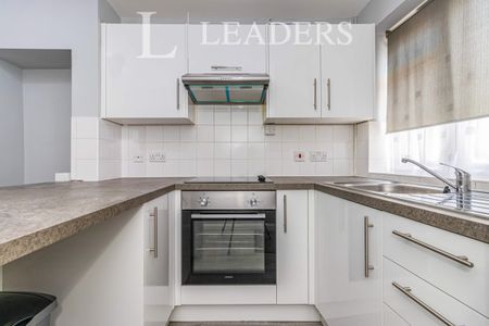 flat to rent Pound Lane, Epsom, KT19 - Photo 3