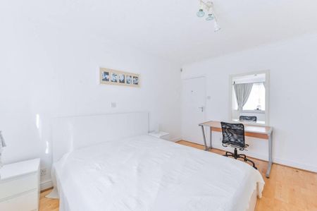 3 bedroom flat to rent - Photo 4