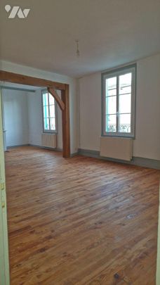 Duplex 1er et 2ème étage en plein centre de Forges Les Eaux comprenant: au 1er étage Beau séjou... - Photo 1