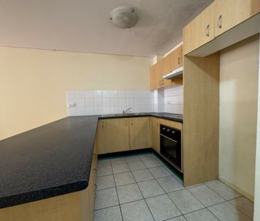 GROUND FLOOR UNIT! 2 minute walk to Shops & Station - Photo 3