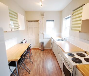 3 Bed - Warwick Street, Heaton - Photo 3