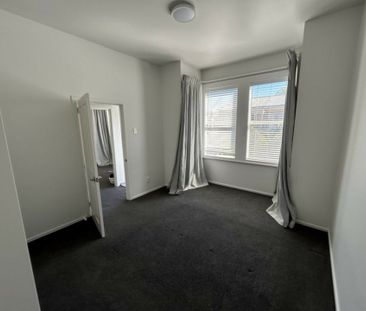 Modern in Mornington - Photo 4