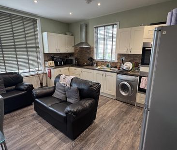 1 bedroom in a house share to rent - Photo 2