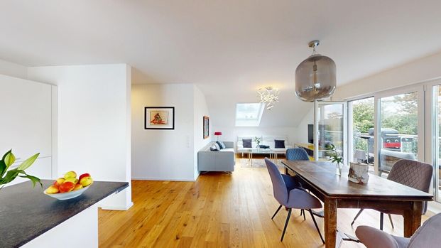 Exklusive Dachgeschosswohnung mit Einbauküche, West-Terrasse und Stellplatz in schöner Lage! - Photo 1