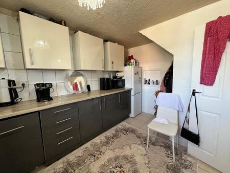 3 bedroom maisonette to rent - Photo 2