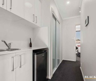 Spacious Four-Bedroom Townhouse with Dual Master Suites and Lake Views - Photo 3