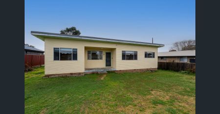 BRIGHT & SPACIOUS 3-BEDROOM HOME WITH LARGE YARD - Photo 5