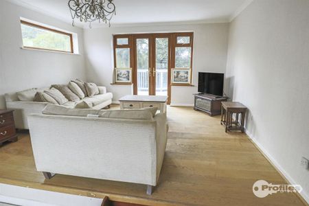 4 bedroom detached house to rent - Photo 2