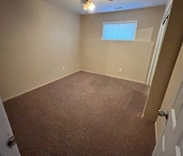3 BED, 1 BATH, LOWER UNIT OF HOUSE - Photo 3