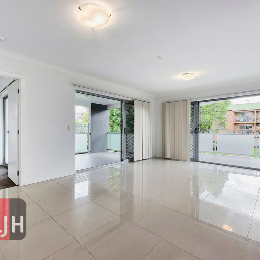 2 BEDROOM UNIT WITH AIR CON & WALK TO TRAIN !! - Photo 1