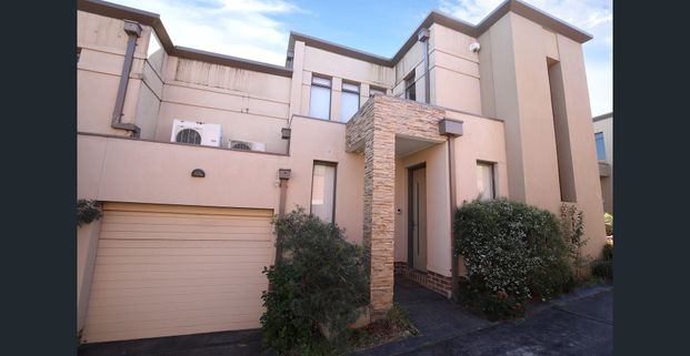 Large Two Bedroom Townhouse in Central Doncaster Location! - Photo 1