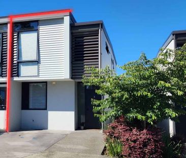 Modern three-bedroom home in a prime location! - Photo 5