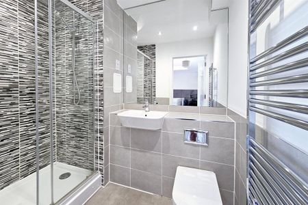 1 bedroom in a flat share to rent - Photo 4