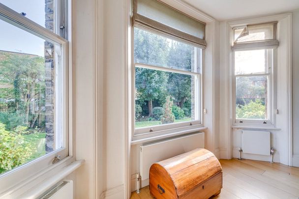 NO SHARERS, sorry. A spacious three bedroom mansion apartment is on the raised ground floor and in close proximity to public transport. - Photo 1