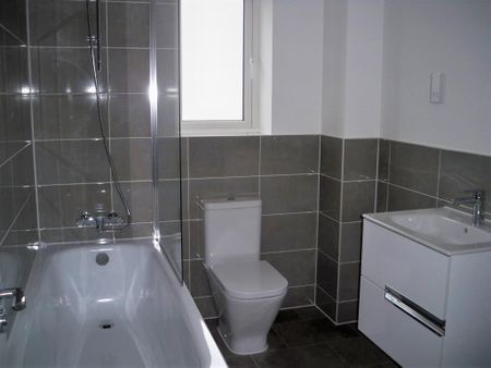4 bedroom detached house to rent - Photo 2