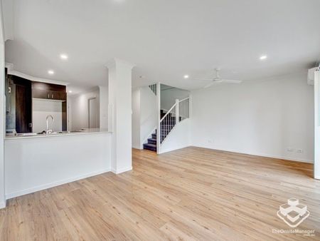 Modern Townhouse: 3 Bedrooms with A/C and ceiling fans, 2 Parks, Complex Pool - Photo 4