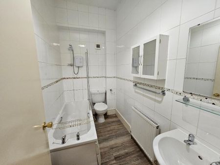 1 bedroom in a house share to rent - Photo 2