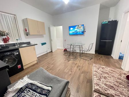 3 bedroom flat to rent - Photo 3