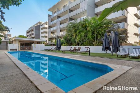 Spacious Modern Apartment in the Heart of Indooroopilly - Photo 3