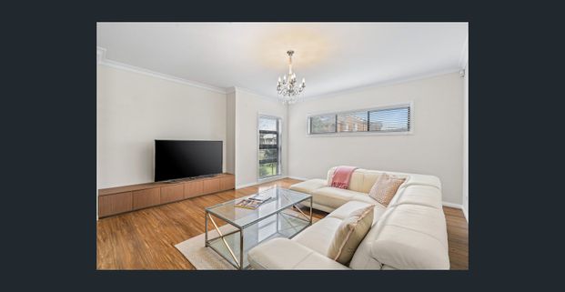 HUGE FAMILY HOME - FULLY FENCED - SOUGHT AFTER LOCATION NEAR SCHOOLS GREAT ACCESS TO FREEWAY - Photo 1